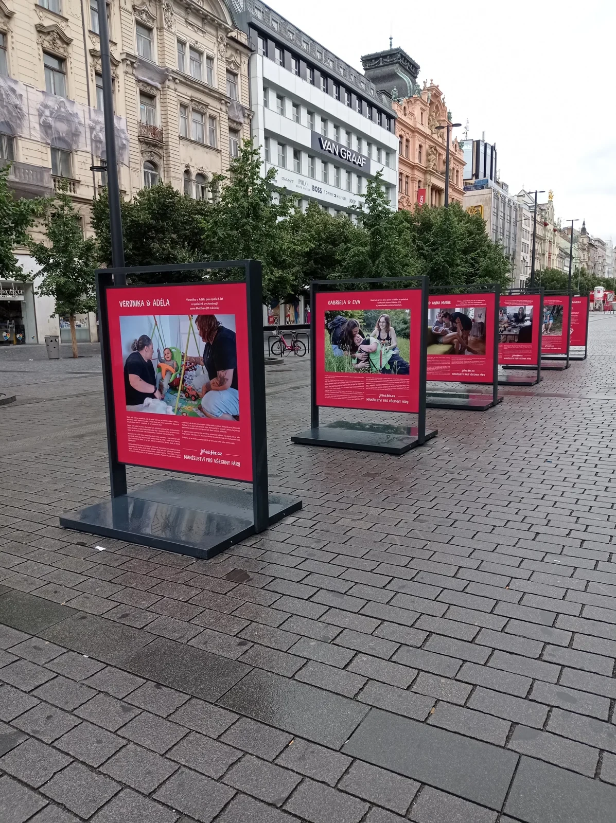 Řada výstavních panelů v městské ulici