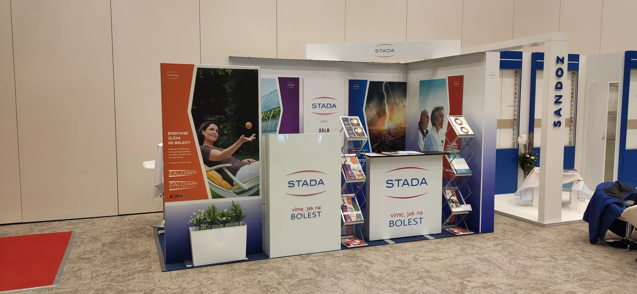 Výstavní expozice s grafikou a prezentačními pulty