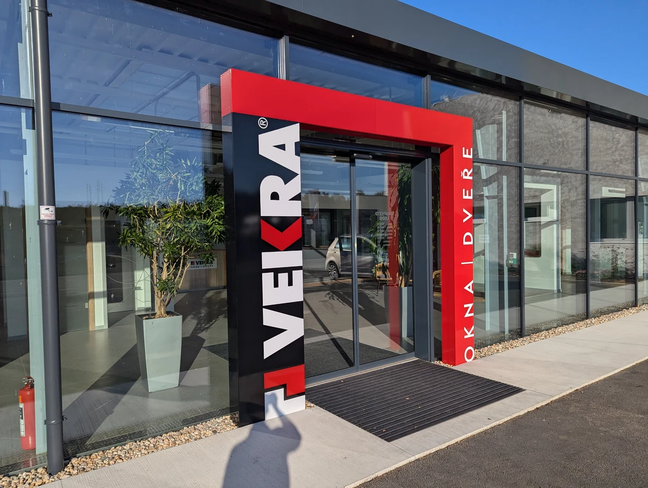 Reklamní portál u vstupu do showroomu